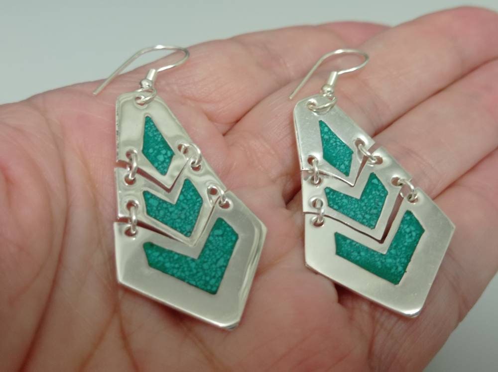 Crushed malachite shutter earrings,silver plated articulated abalone inlay aztec earrings